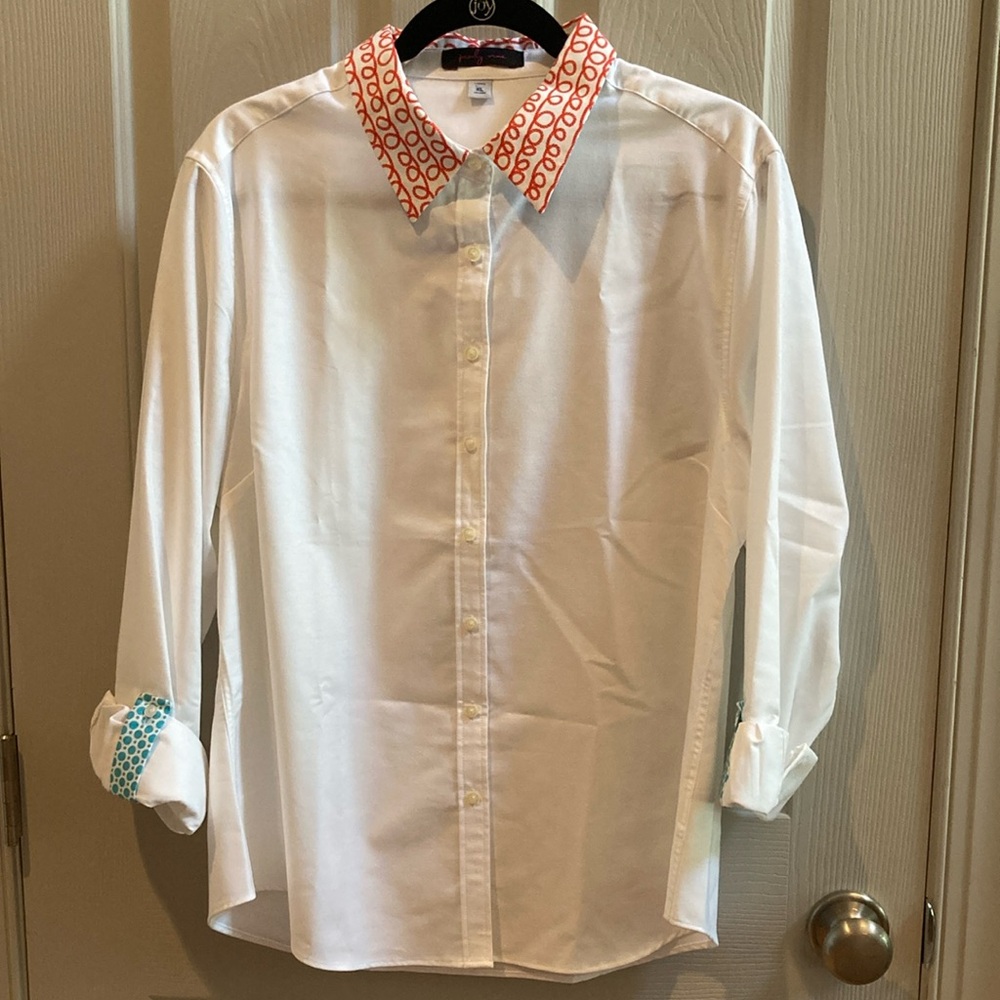 EUC Pearly Vine White Shirt with Accents